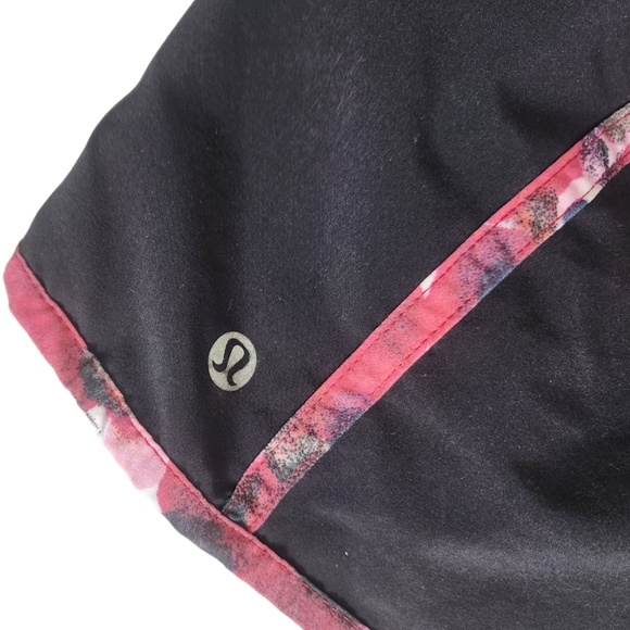 Lululemon Womens Running Tracker Short III Size 4 Zip Pocket Black Berry Rumble. - Picture 7 of 8